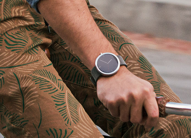 Right-wrist use of Moto 360.